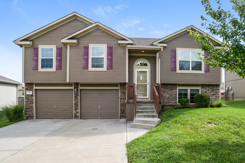 1411 NW Hilltop Ln Grain Valley, MO 64029